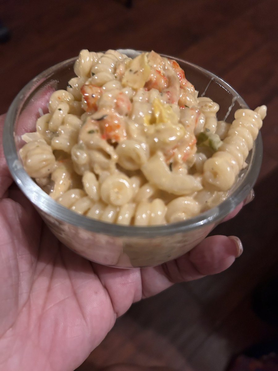 prettisaditty's tweet photo. Cooking after working on a Monday is crazy. #crawfishpasta https://t.co/mzA1CWIoRK