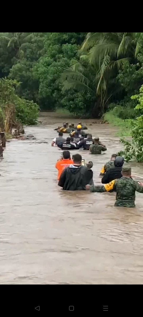 NovedadesAca's tweet photo. Ante el embate de la tormenta tropical #Max colapsa la carretera federal Acapulco - Zihuatanejo a la altura del Puente Cuajilote, en Tecpan de Galeana, en la región de la Costa Grande de #Guerrero. https://t.co/EFYN6uxnNm