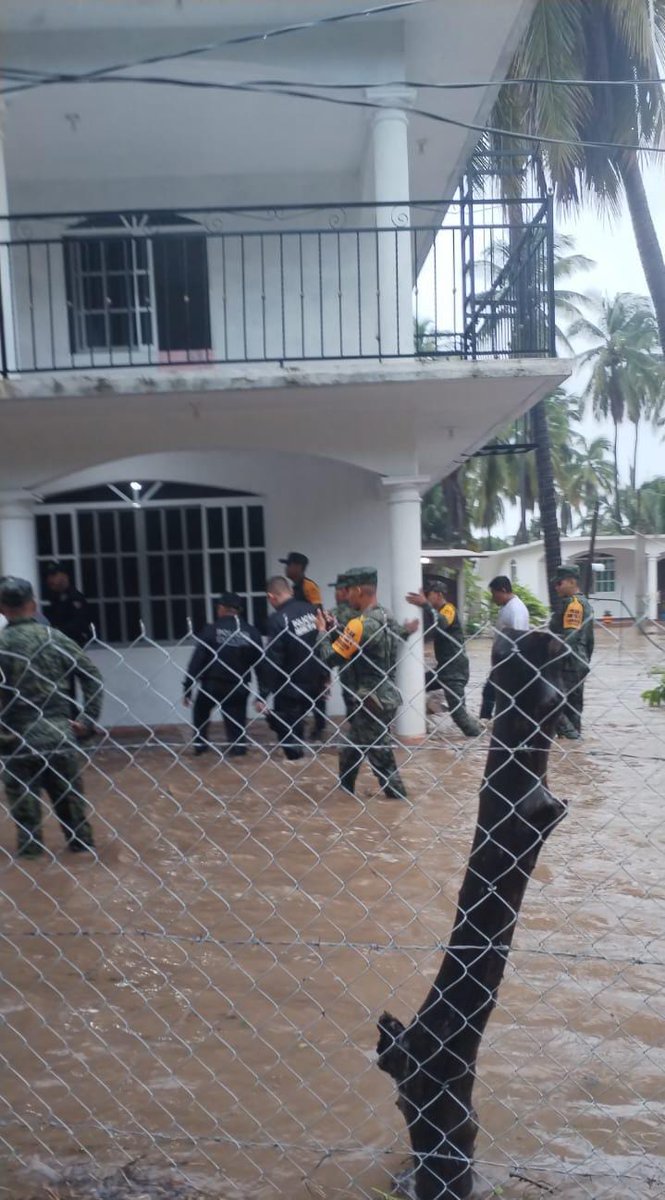 NovedadesAca's tweet photo. Ante el embate de la tormenta tropical #Max colapsa la carretera federal Acapulco - Zihuatanejo a la altura del Puente Cuajilote, en Tecpan de Galeana, en la región de la Costa Grande de #Guerrero. https://t.co/EFYN6uxnNm
