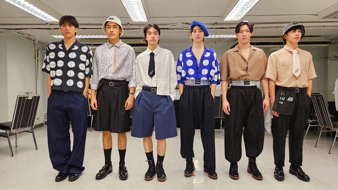 bbeebbx's tweet photo. 'เด็กกลุ่มที่ซนที่สุด ป่วนที่สุด แต่อยู่ด้วยแล้วมีความสุขสุดๆ' - พี่โม่ PAINKILLER

พ้อกสีเป็นที่รักของผู้ใหญ่และคนร่วมงานเสมอเลย ต้องน่ารักกันขนาดไหนเนี่ย 🥺🤍 https://t.co/cQNkE4FrBt