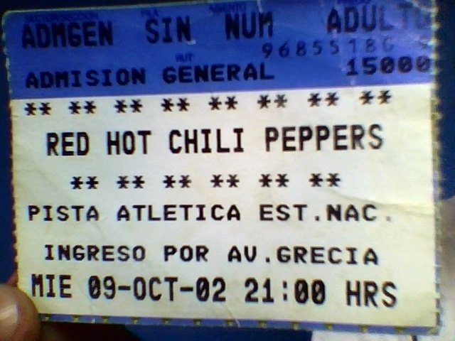RHCP_Chile's tweet image. ¿Estuviste ahí?🌶️🇨🇱🚨
Hace 21 años Los Red Hot Chili Peppers brindaban su 3er concierto en suelos chilenos promocionando su trabajo By The Way
John volverá  a tocar en Santiago 21 años después de su última visita con los @chilipeppers.
Vino en 2004 con Mars Volta al SUE.

#rhcp