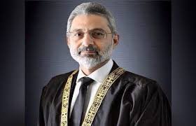 Waqarkhan's tweet photo. لائیو کوریج کا ایک فائدہ تو ہوا اس انسان نے اپنے آپ کو ایکسپوز کیا ہے یہ مجسٹریٹ بننے کے قابل نہیں تھا جو سپریم کورٹ کا جج بن گیا ہے اس شعبدہ باز نے بلوچستان سپریم کورٹ میں دوسرے ججوں کے حق پر ڈاکہ ڈالا۰ 
دوسری طرف جسٹس منیب اختر کی آئین پر دسترس اور جس طریقے سے سپریم کورٹ کو کنڈکٹ کیا ہے قوم اُسے خراج تحسین پیش کرتی ہے