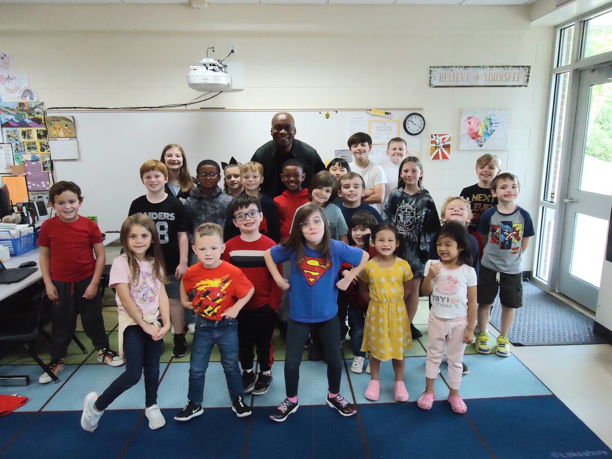 fmteducare's tweet photo. Mr. T. R. Dunn visited and did a few kindness exercises with us 🦸♀️🦸♂️ #KindnessIsASuperPower #4thirTEEN #IAmLoved #SayNiceThings #LightEachOtherUp #ExcellentMessage ❤️❤️❤️ #ThankYouTR #FallBreak2023 https://t.co/XyQSvnPmi4