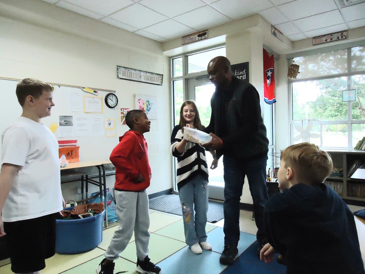 fmteducare's tweet photo. Mr. T. R. Dunn visited and did a few kindness exercises with us 🦸♀️🦸♂️ #KindnessIsASuperPower #4thirTEEN #IAmLoved #SayNiceThings #LightEachOtherUp #ExcellentMessage ❤️❤️❤️ #ThankYouTR #FallBreak2023 https://t.co/XyQSvnPmi4