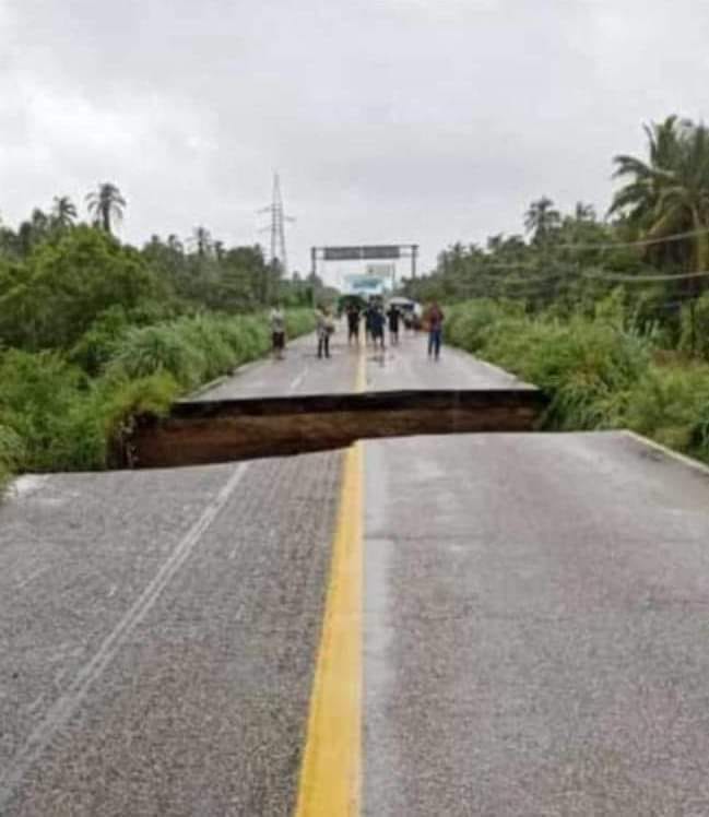 ContramuroM's tweet photo. #ÚltimaHora #Nacional #TormentaTropicalMax | En #Guerrero, reportan #colapso de un #tramocarretero #federal, a un costado del #puente #Cuajilote; no hay paso de #Tecpan a #Acapulco ni de #SanJerónimo a #Zihuatanejo. Recomiendan extremar #precauciones. https://t.co/dLcRyPaAbe