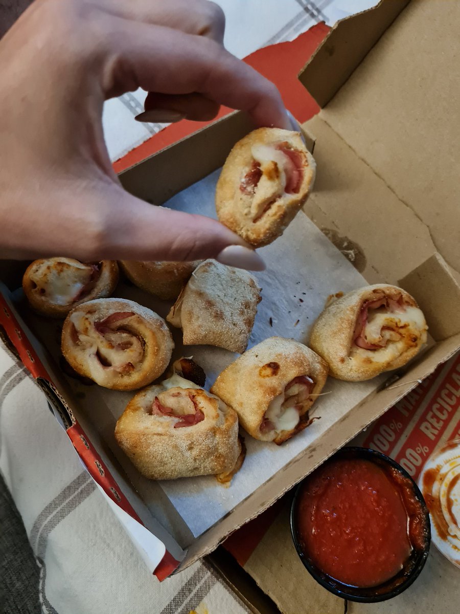 camicerdaa's tweet photo. @papajohnschile que te paso 😥? Aparte de no tener los ingredientes para todas sus pizzas, ahora hacen  ham rolls del porte de una moneda de 50 pesos 🥲😆 #iquique https://t.co/BYX1T0ctYq
