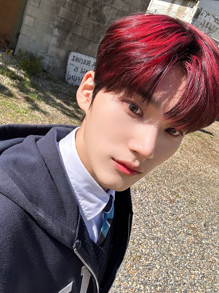 parkhanbiv's tweet photo. Selca vs took by someone. Let's choose! You had to choose only one. 👀 https://t.co/FPasPXNc1y