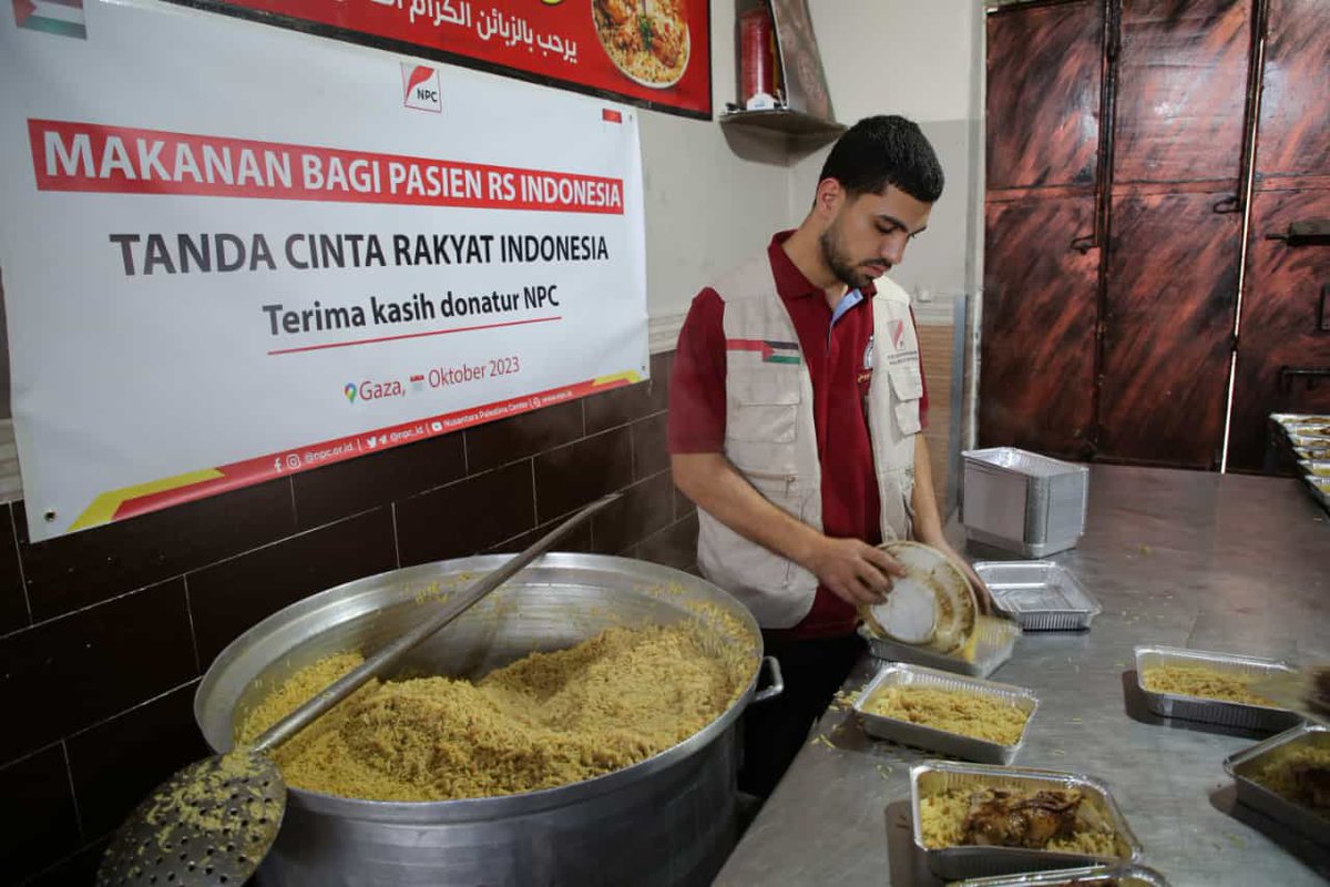 Fahrihamzah's tweet photo. Kabar dari Saudara:

MAKANAN SIAP SANTAP TANDA CINTA RAKYAT INDONESIA BAGI PARA PASIEN DI RUMAH SAKIT INDONESIA GAZA UTARA. Mohon doanya semoga Allah mudahkan!! 9 Oktober 2023.

2900 ORANG CEDERA, 560 WARGA GAZA MENINGGAL. Kemkes Gaza.

إنا لله وإنا إليه راجعون

Emergency!! Kemkes Gaza butuh bantuan obat-obatan, Ribuan pasien butuh obat-obatan. Dan makanan bagi pasien.

Call Center NPC Lembaga filantropi
https://t.co/EIfvgG73aC

Dukungan bantuan obat-obatan dan bantuan emergency.

BSI  712 9559 688
BCA  165 600 9595
BNI  69 0009 0089
BRI  044 2010 0131 3307
AN. Yayasan Nusantara Palestina Center.