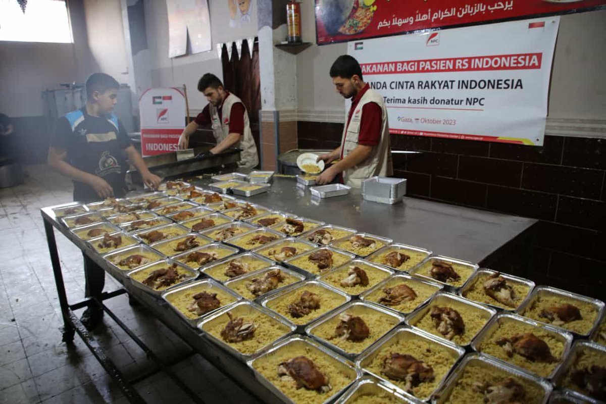 Fahrihamzah's tweet photo. Kabar dari Saudara:

MAKANAN SIAP SANTAP TANDA CINTA RAKYAT INDONESIA BAGI PARA PASIEN DI RUMAH SAKIT INDONESIA GAZA UTARA. Mohon doanya semoga Allah mudahkan!! 9 Oktober 2023.

2900 ORANG CEDERA, 560 WARGA GAZA MENINGGAL. Kemkes Gaza.

إنا لله وإنا إليه راجعون

Emergency!! Kemkes Gaza butuh bantuan obat-obatan, Ribuan pasien butuh obat-obatan. Dan makanan bagi pasien.

Call Center NPC Lembaga filantropi
https://t.co/EIfvgG73aC

Dukungan bantuan obat-obatan dan bantuan emergency.

BSI  712 9559 688
BCA  165 600 9595
BNI  69 0009 0089
BRI  044 2010 0131 3307
AN. Yayasan Nusantara Palestina Center.