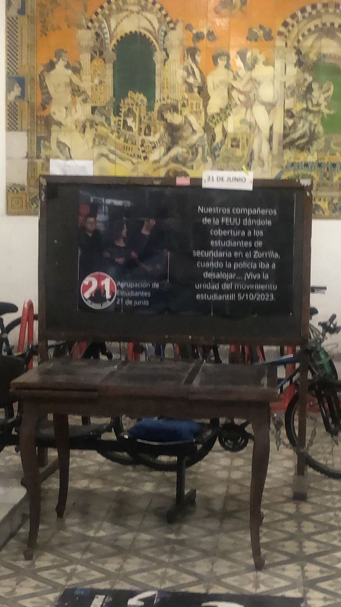 CEHCE_FEUU's tweet photo. A menos de una hora de desocupar la 21 de junio demostrando que no le importa en lo más absoluto la lucha estudiantil por presupuesto bandalizó y sustituyó la intervención por fotos de ellos mismos. https://t.co/gLHzEvwZlm