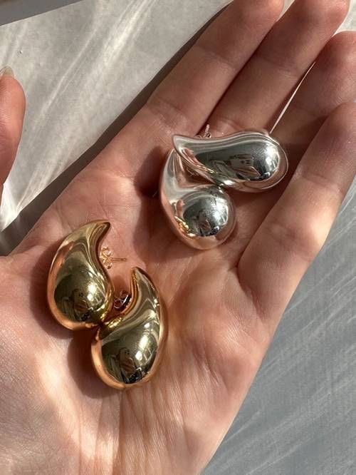 Maisaaccesorios's tweet photo. TREND ALERT 🚨
Estos aretes son el Dupe Perfecto de los famosos ✨Bottega Veneta✨
¿Que esperas para comprar los tuyos?
✅Disponibles también en dorado
📍Tienda virtual en Cartagena.
🚚 Envíos a nivel nacional.
💬 Escríbenos!
.
#accesorios #accesorioscartagena #rodio https://t.co/rr5xcis9zA