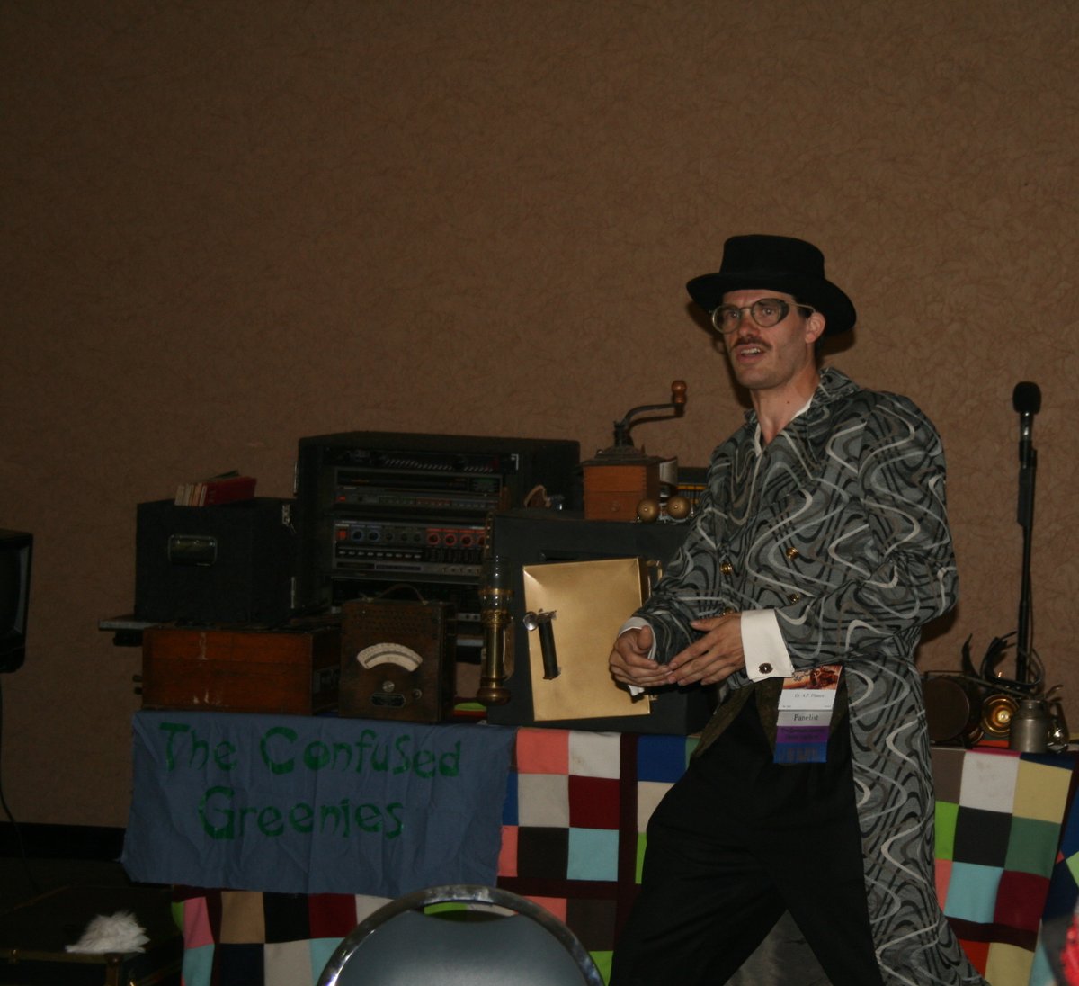 PlayerPatchwork's tweet photo. This wonderful patterned coat is worn by our re-occurring Dr. A. P. Pliance as well as Nikola Tesla and occasionally Dottore Who.
#Halloween #costume #cosplay
#CommediaDellArte #steampunk #NeoVictorian #NeoVic #improv #ScienceFiction #SciFi #Marcon #MarconOH https://t.co/lUsLnc3ibQ