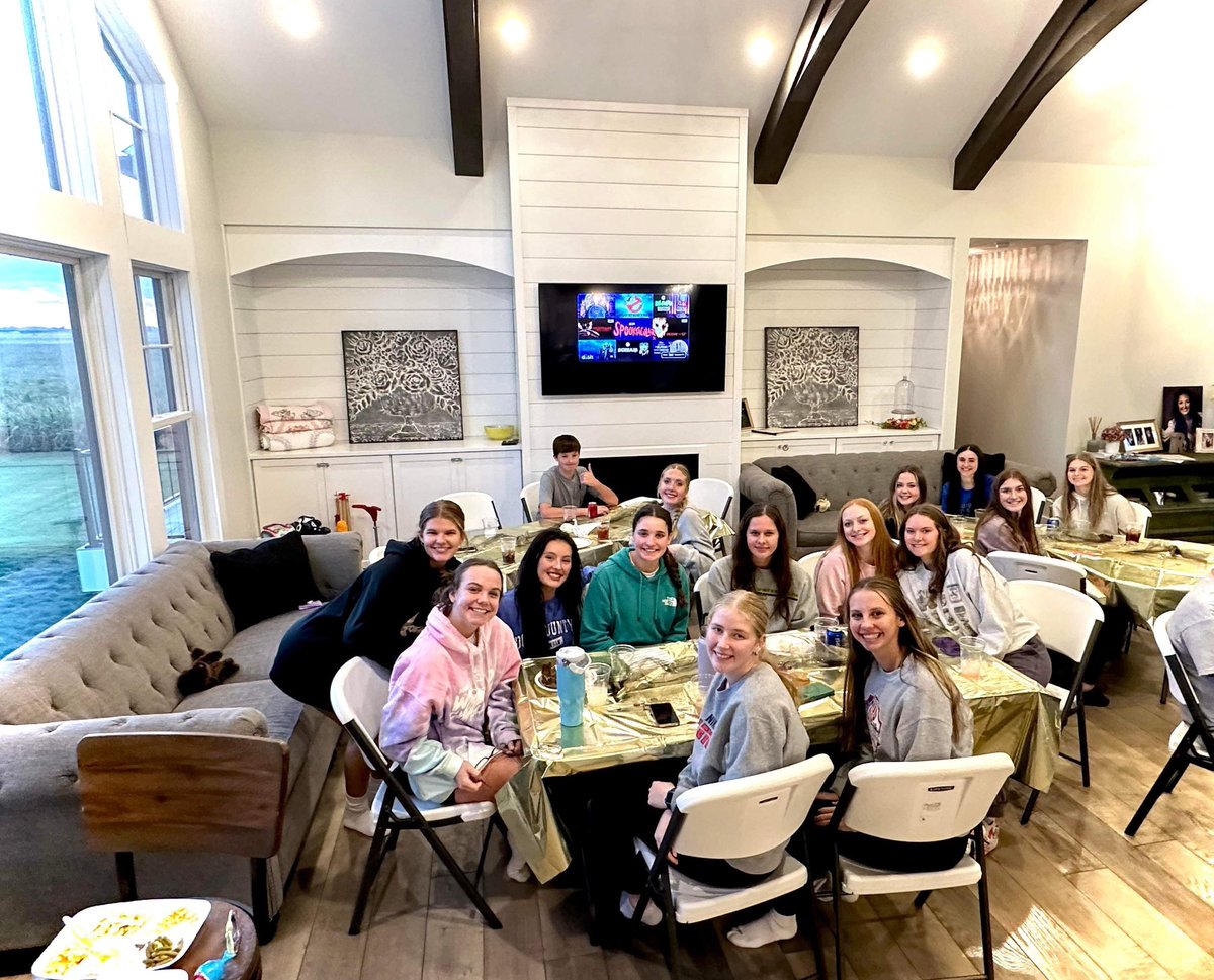 LoogooteeVball's tweet image. White Lies Practice!! Thank you to The Ramsey’s &amp;amp; Yagle’s for Team Dinner tonight &amp;amp; a movie!! #SectionalWeek