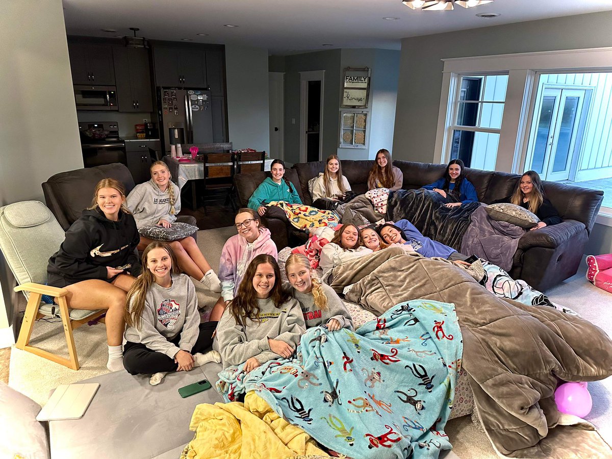 LoogooteeVball's tweet image. White Lies Practice!! Thank you to The Ramsey’s &amp;amp; Yagle’s for Team Dinner tonight &amp;amp; a movie!! #SectionalWeek