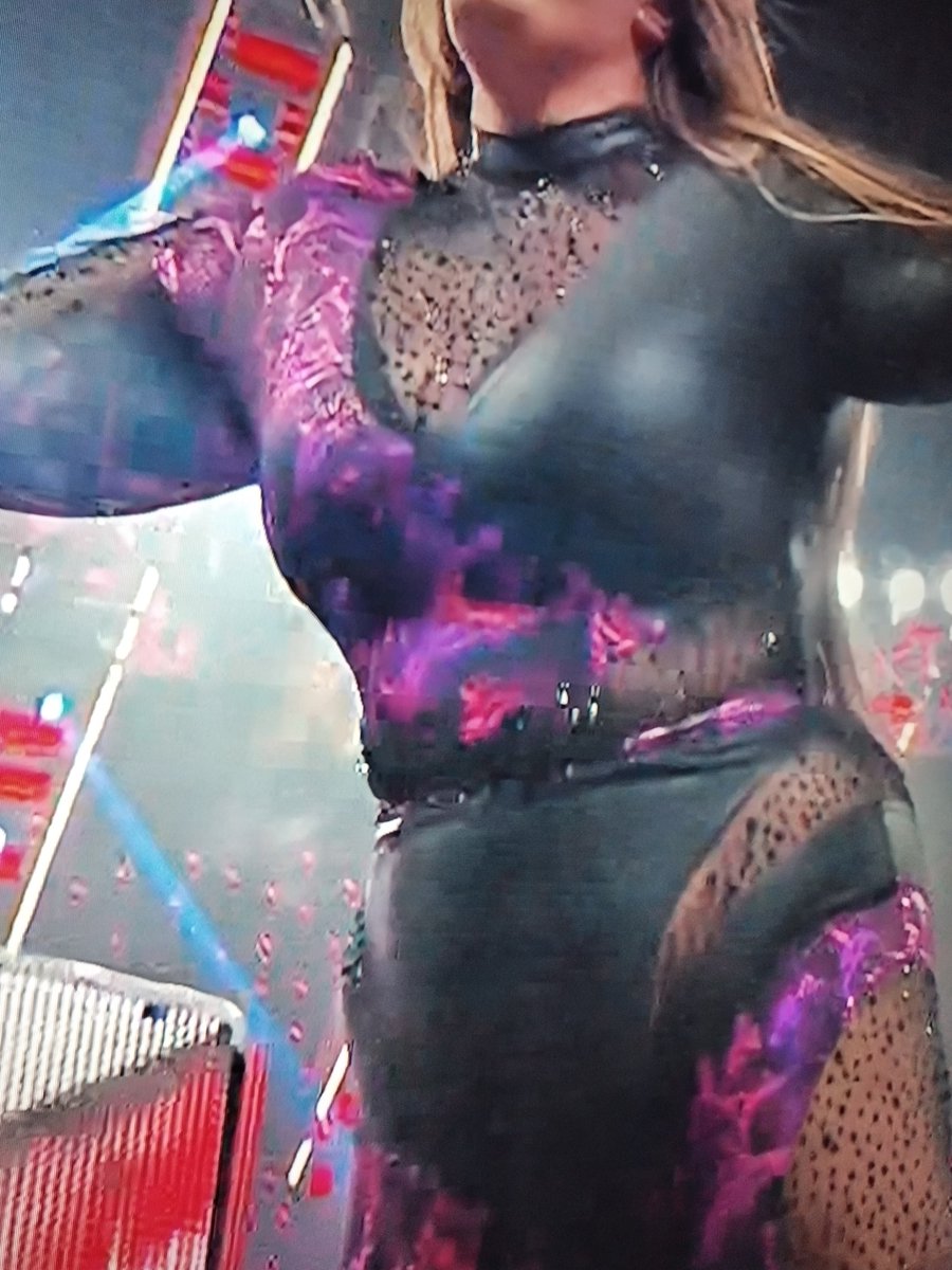 Tink112109's tweet photo. Did @RaquelWWE  leave her face print on Nia Jax outfit? #WWERaw #faceprint #fight @wwe https://t.co/ZN4ebqAeMz