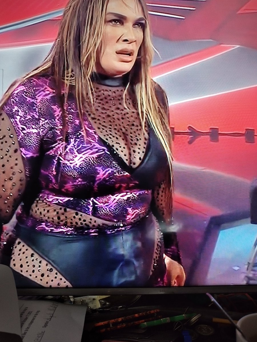 Tink112109's tweet photo. Did @RaquelWWE  leave her face print on Nia Jax outfit? #WWERaw #faceprint #fight @wwe https://t.co/ZN4ebqAeMz