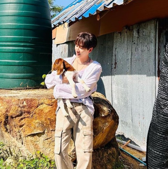 leeapple44's tweet photo. Eunhyuk and his goat agenda > 🥹💙💙 https://t.co/mqFzjZWnN6