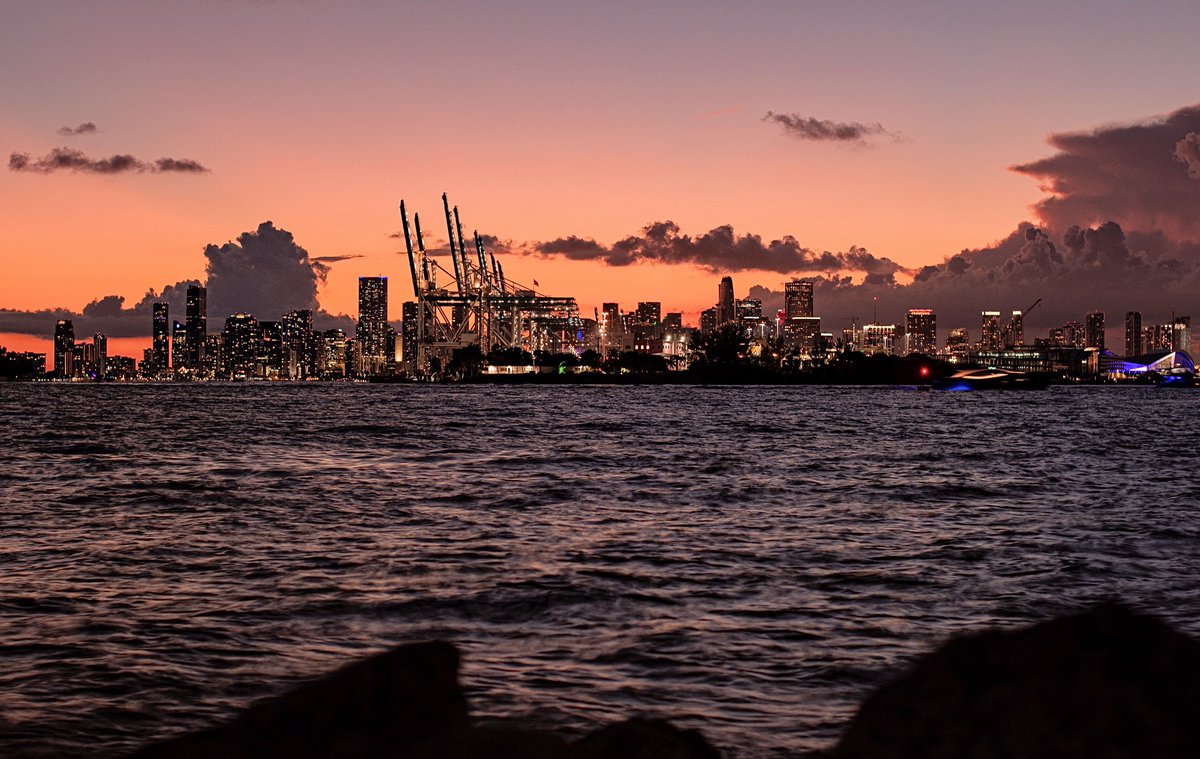 Miami sunset state of mind.🔥

#cityscape #biscaynebay #southpointepark #miamivibes #305life #views #sunsetlover #magiccity