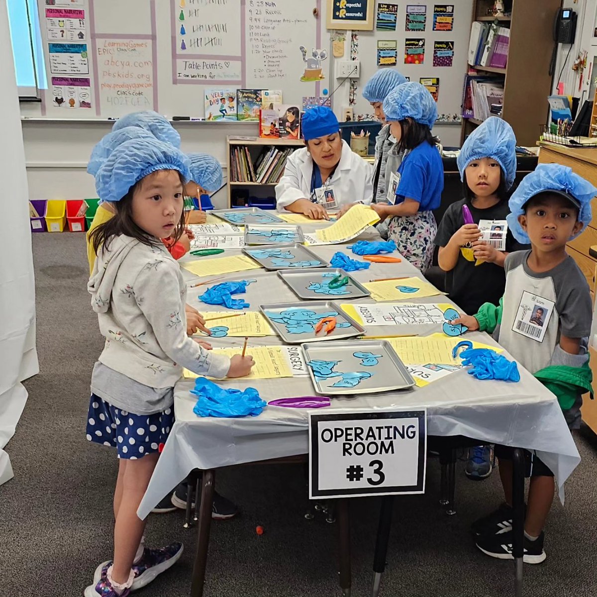 collegewood_el's tweet image. First grade &quot;surgeons&quot; were putting broken heart words together! Such a fun way to work on reading skills. The kids were so engaged! #cultivatebelonging🌱 #developingmindsnurturinghearts