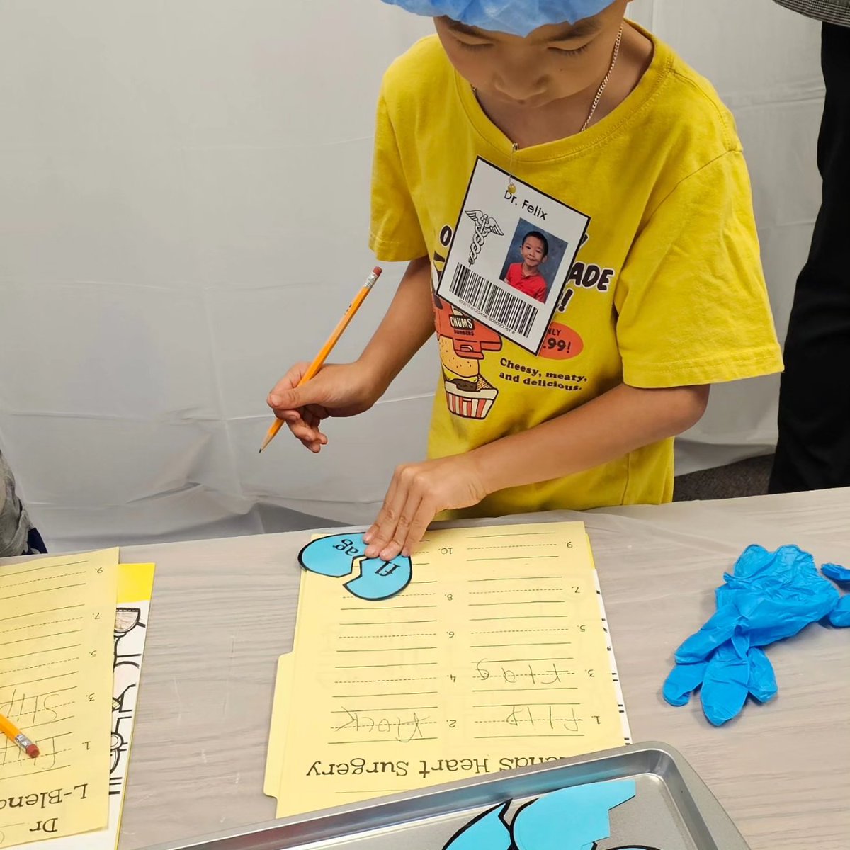 collegewood_el's tweet image. First grade &quot;surgeons&quot; were putting broken heart words together! Such a fun way to work on reading skills. The kids were so engaged! #cultivatebelonging🌱 #developingmindsnurturinghearts