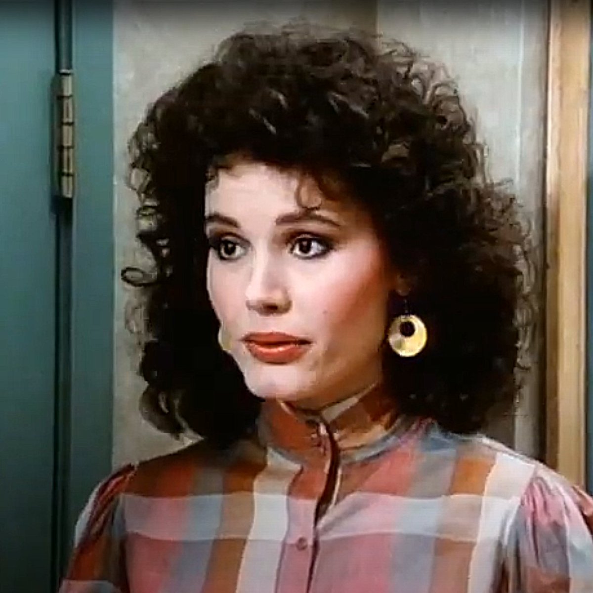 highcollars's tweet image. Geena Davis (Buffalo Bill S2E10 Buffalo Bill Versus the Kremlin 1984) #highcollar #highneck #highneckblouse #highcollarblouse #blouse #80sblouse #buttonedup #3buttoncollar #80sfashion #plaidblouse #tvshow #1984 #buffalobill #geenadavis