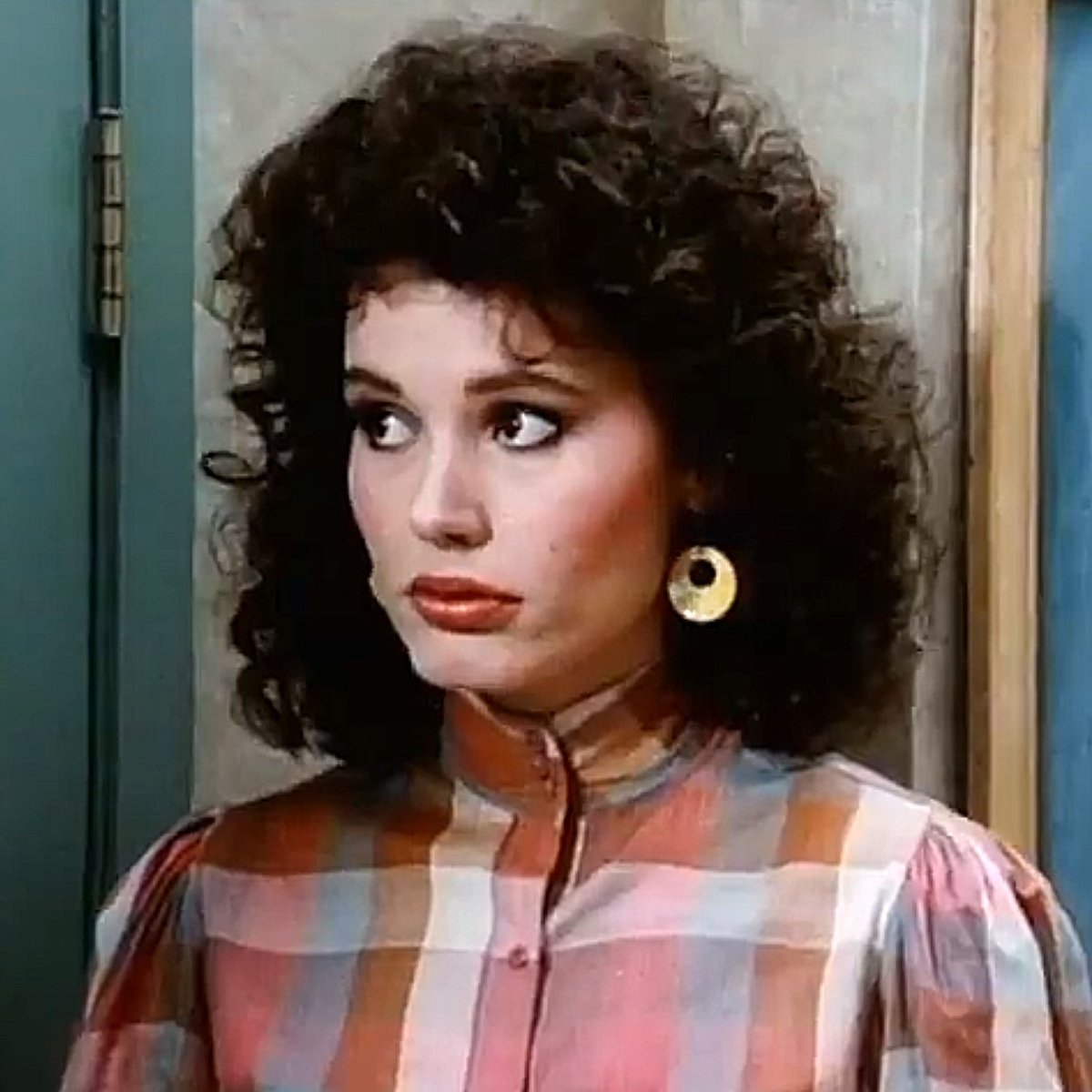 highcollars's tweet image. Geena Davis (Buffalo Bill S2E10 Buffalo Bill Versus the Kremlin 1984) #highcollar #highneck #highneckblouse #highcollarblouse #blouse #80sblouse #buttonedup #3buttoncollar #80sfashion #plaidblouse #tvshow #1984 #buffalobill #geenadavis