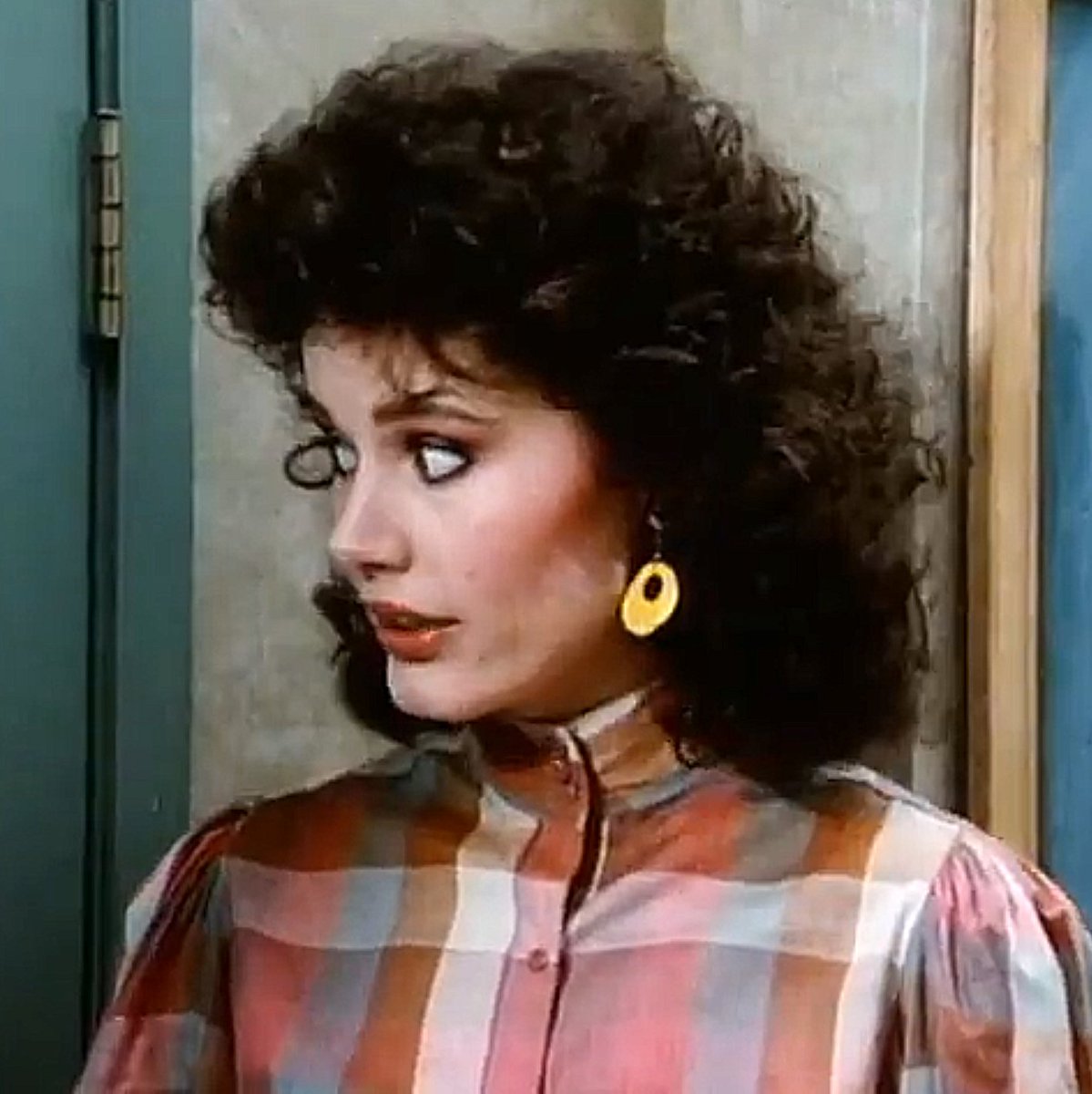 highcollars's tweet image. Geena Davis (Buffalo Bill S2E10 Buffalo Bill Versus the Kremlin 1984) #highcollar #highneck #highneckblouse #highcollarblouse #blouse #80sblouse #buttonedup #3buttoncollar #80sfashion #plaidblouse #tvshow #1984 #buffalobill #geenadavis
