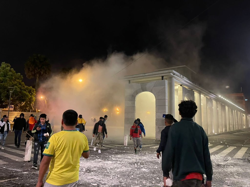 QuorumGT's tweet photo. 🚨 ALERTA🚨

Un grupo de personas encubiertas genera disturbios y destruye material en la Plaza Central.

Ampliaremos.

📸 @PiaLaPeriodista https://t.co/EeiqVyg3wz