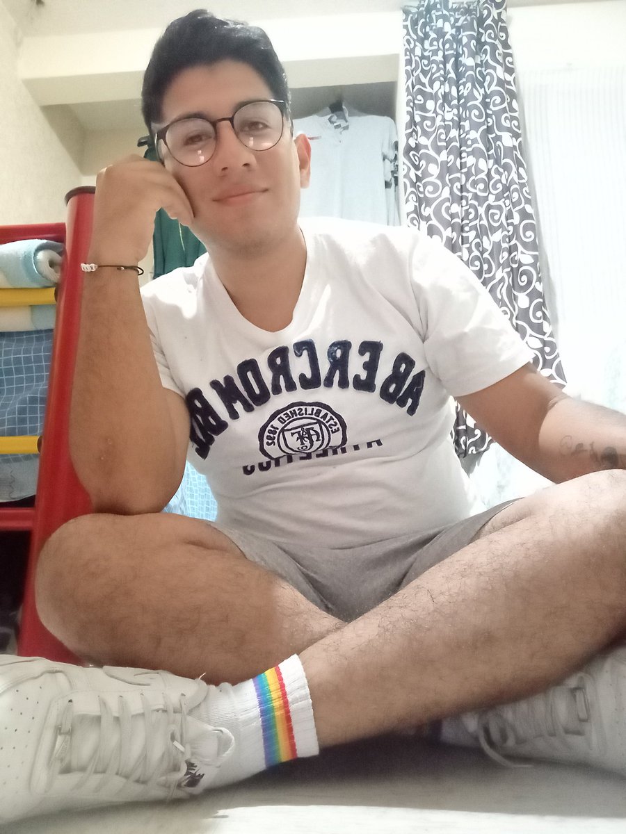 Soy2B's tweet photo. Escuché que muchos tiene ese fetiche que coger con alguien con los tenis puestos y con calcetines largos
Jalas? https://t.co/RnJha4QvZC