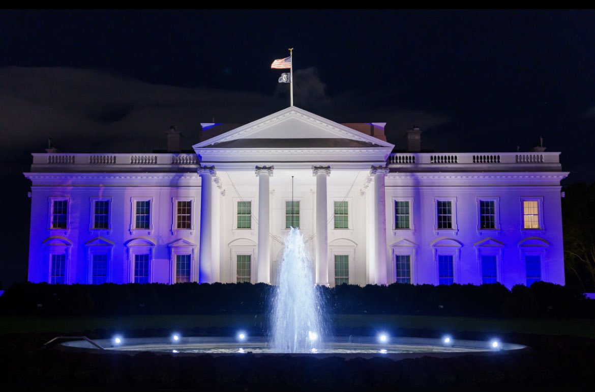 galida12's tweet photo. La Casa Blanca está iluminada de azul y blanco 🇮🇱 esta noche como símbolo del apoyo y la solidaridad duraderos de Estados Unidos con el pueblo de #Israel tras los horribles ataques terroristas cometidos por #Hamás.
📷 @WhiteHouse https://t.co/gTzyJcJNl4