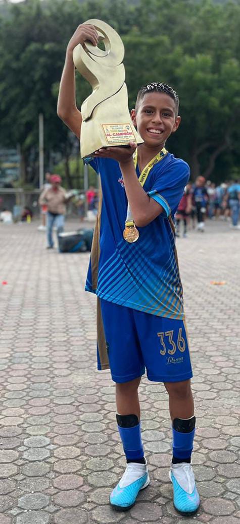 EcOffside's tweet photo. #FutbolFormativo
El Club Erwin Ramírez conquistó el Tri Campeonato Nacional en la categoría Sub 13, del torneo Castro Loaiza realizado en Guayaquil.

#OffsideEc
#ElCanaldelosCampeones 🇪🇨⚽🏆 https://t.co/8nspZt4ufV