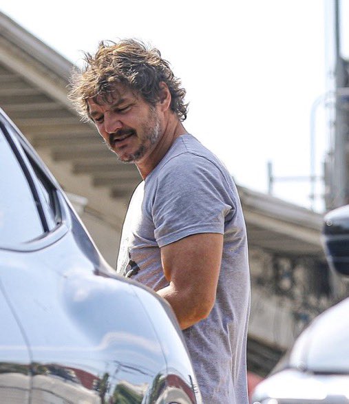 lyssramscal's tweet image. i feel faint like i’m gonna pass out omfg his arm i’m so not normal