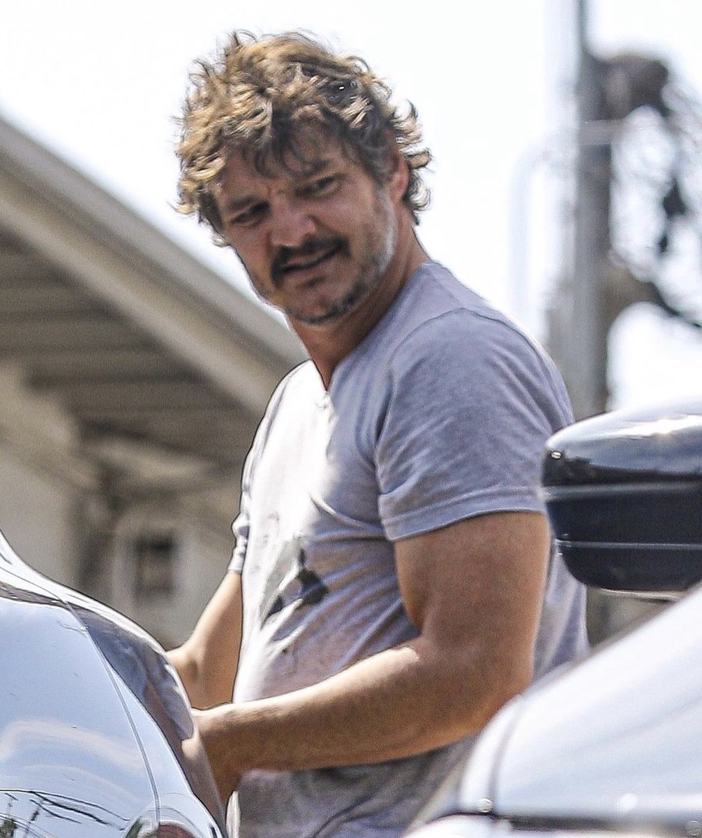 lyssramscal's tweet image. i feel faint like i’m gonna pass out omfg his arm i’m so not normal