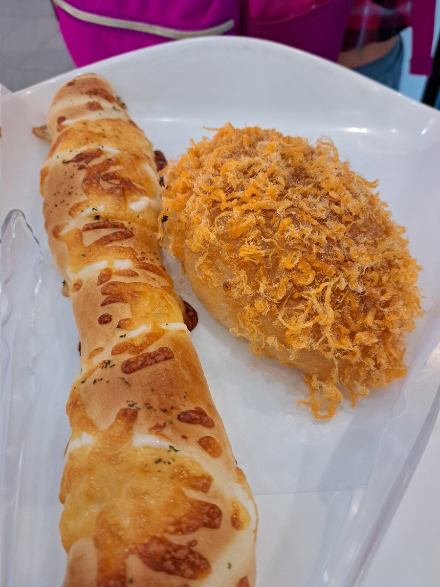 breadmona's tweet image. Bread for breakfast... yey.. mahaba habang byahe