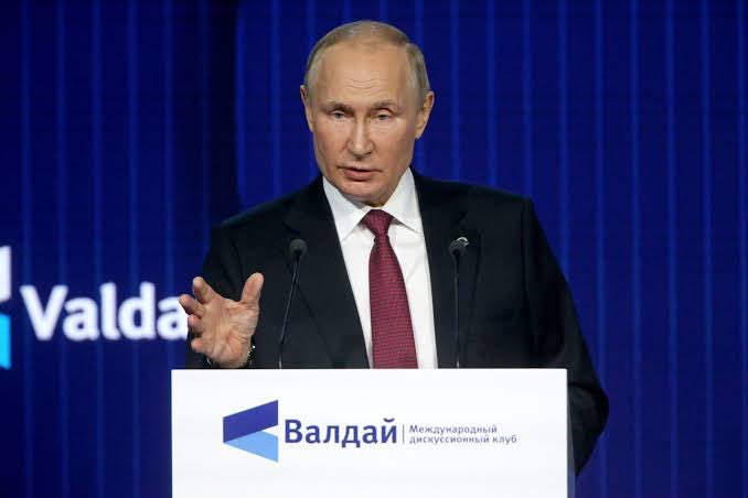 RusEmbassyJ's tweet photo. 🎙️🇷🇺V.プーチン露大統領:

💬他国がどう生きようと私たちには関係のないことです。しかし、そうした国の多くで、市民自身が、少なくとも多くの市民が、また国によってははっきり言って、いかに支配エリートが市民の大多数が望まない規範やルールを社会に強制しているか

詳細🔗https://t.co/Ms2qeIKAJe https://t.co/RVXBCkN2hJ