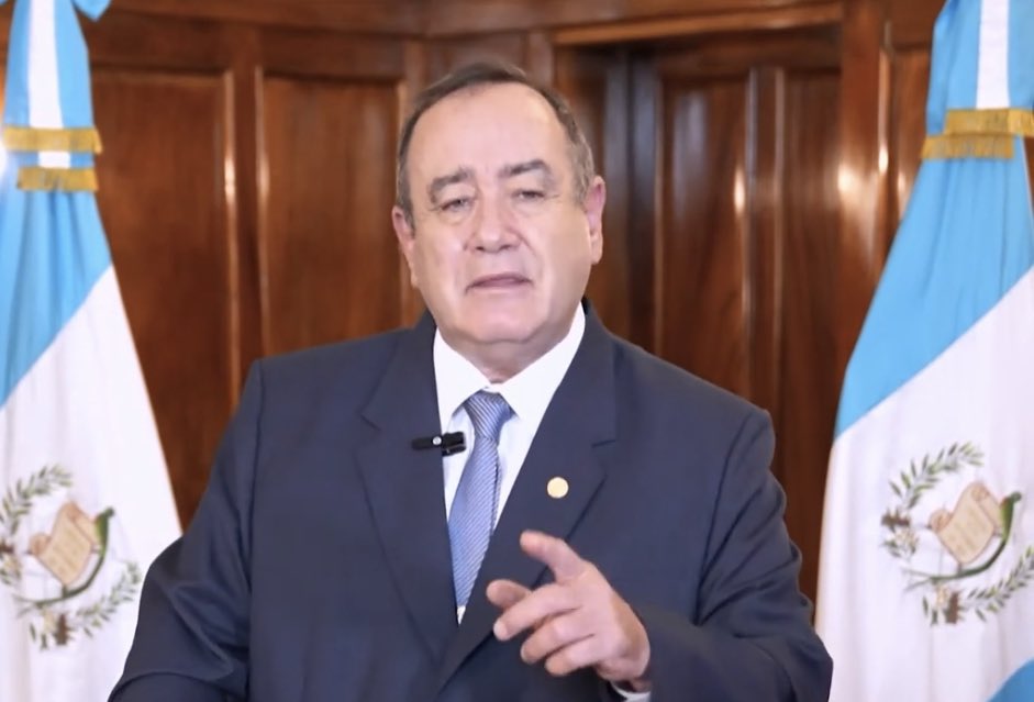 Sacrificar todo un pueblo por 3 funcionarios que se niegan a renunciar, está fuera de toda lógica. Giammattei sale a amedrentar y culpar a los manifestantes pacíficos por los actos vandálicos perpetrados por infiltrados, haciendo oídos sordos al clamor popular y a la demanda