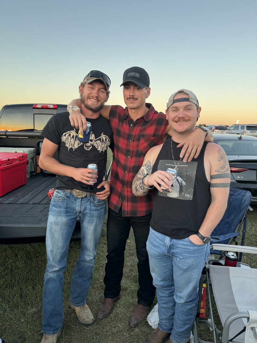 cowan8_'s tweet photo. highway boys don’t die https://t.co/NfQbbE49Xb
