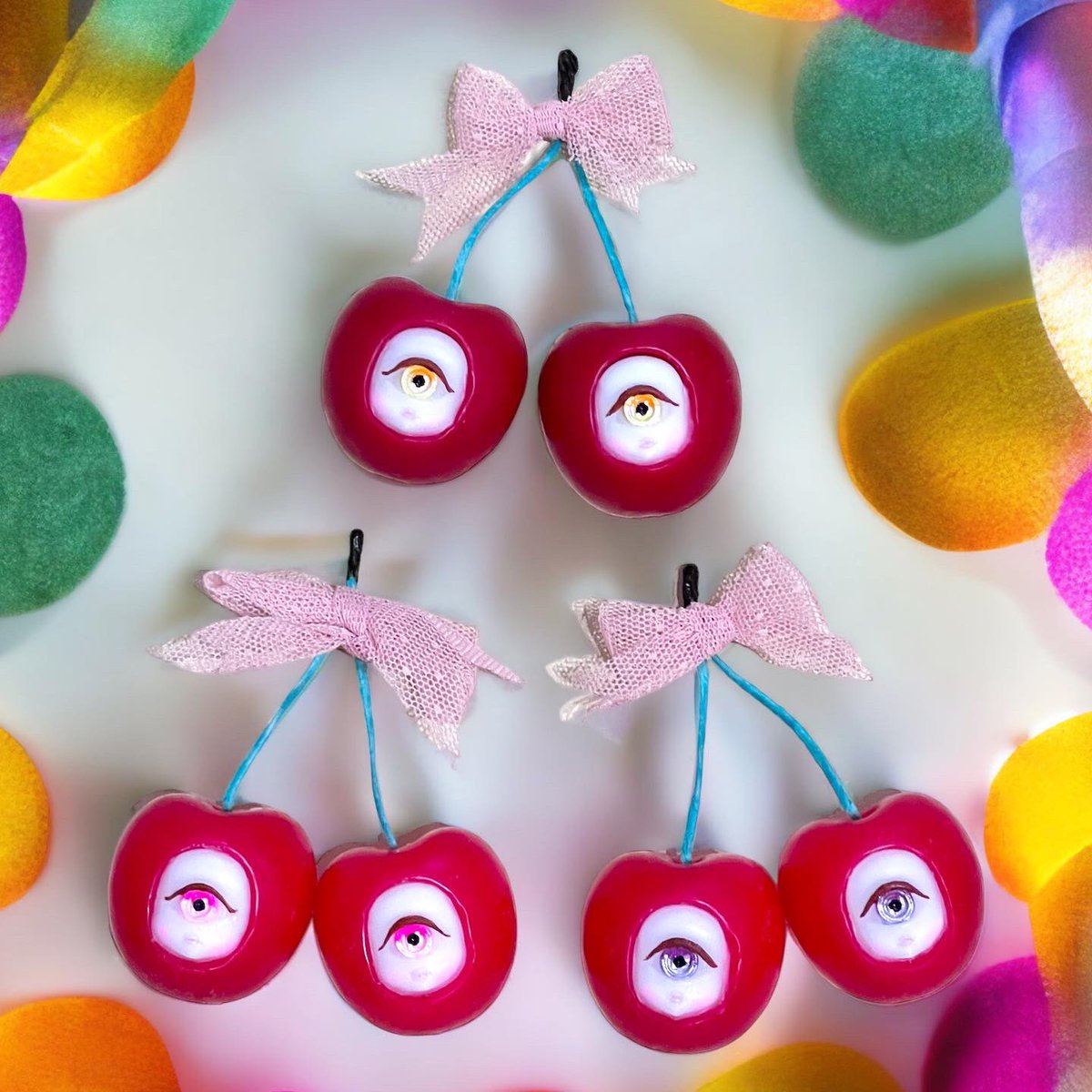 MizuHonda's tweet photo. チェリィちゃん🍒
このイベントのために制作しました🍒
新作です🍒
いつでもどこでも一緒のふたり🍒
ケーキに乗せてもらえず
すねているようにも見えるし☺️
食べられないからホッとしてるようにも見える😆
可愛いふたりです🍒❤️

おめめはお好きなカラーを選んでくださいね🍒

#freakshow https://t.co/fVYi98LN5R