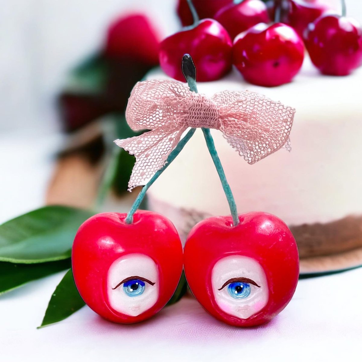 MizuHonda's tweet photo. チェリィちゃん🍒
このイベントのために制作しました🍒
新作です🍒
いつでもどこでも一緒のふたり🍒
ケーキに乗せてもらえず
すねているようにも見えるし☺️
食べられないからホッとしてるようにも見える😆
可愛いふたりです🍒❤️

おめめはお好きなカラーを選んでくださいね🍒

#freakshow https://t.co/fVYi98LN5R