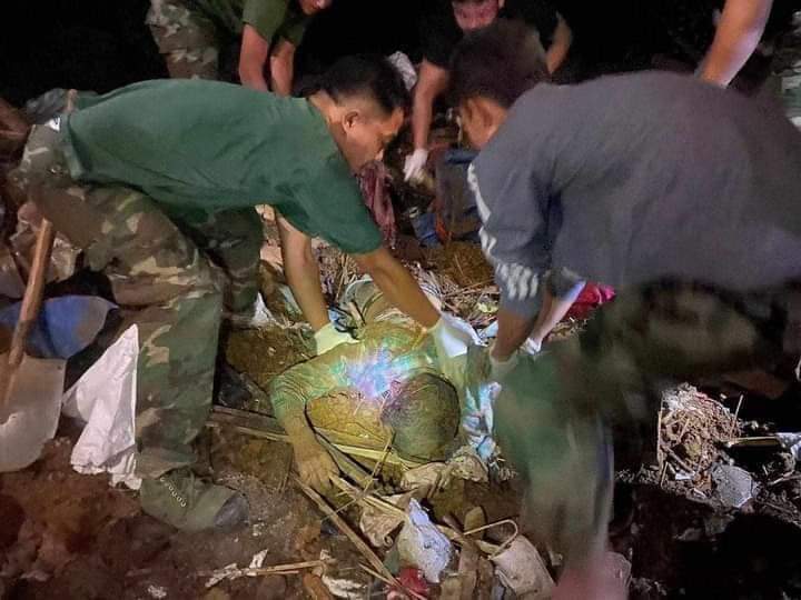 kyawthet_lwin's tweet photo. Breaking News- KIA/KIO  ဌာနချုပ်ရှိရာ လိုင်ဇာသို့ စစ်ကောင်စီတပ်က လက် နက်ကြီးများဖြင့် ပစ်ခတ်မှု ကလေးငယ် ၁၃ ဦး အပါအဝင် ပြည်သူ ၃၂ ဦး  သေဆုံး ၊ ဒဏ်ရာရရှိသူလည်းများပြား https://t.co/01EgzU4ci4