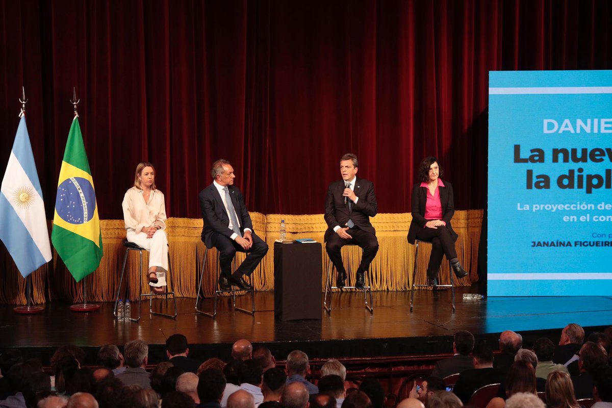 vtolosapaz's tweet photo. Participamos de la presentación del libro “La Nueva Era de la Diplomacia” de @danielscioli, junto a nuestro candidato a presidente @SergioMassa.

Con Brasil nos une una forma de hacer política y un futuro común para seguir trabajando por las transformaciones que la Argentina necesita.