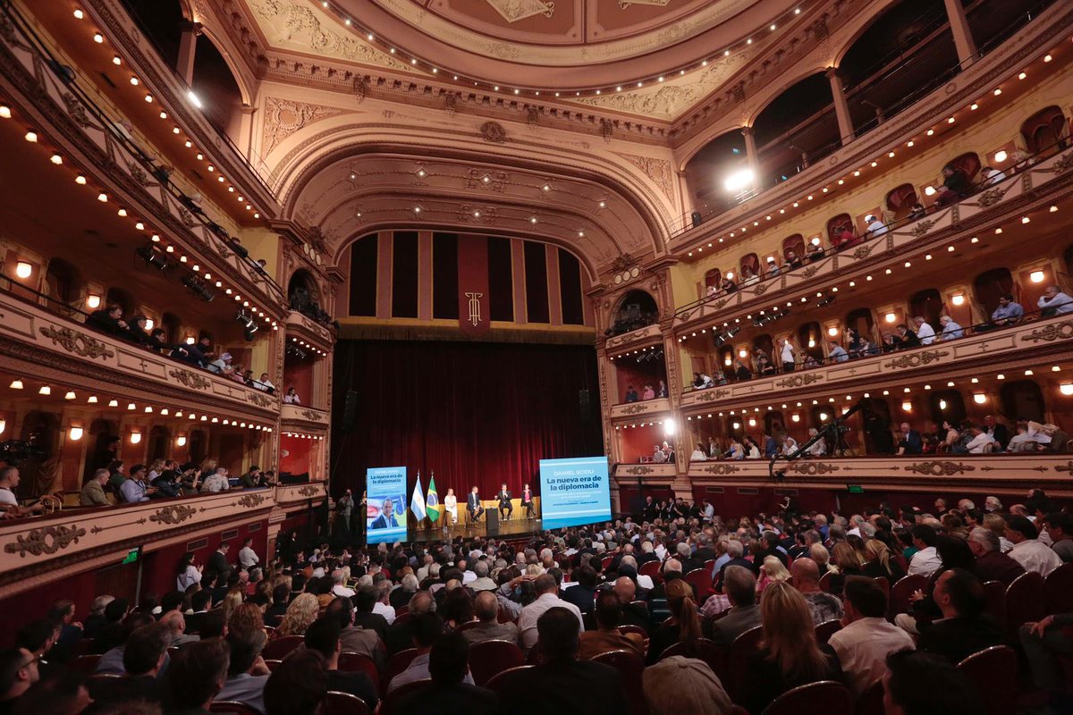vtolosapaz's tweet photo. Participamos de la presentación del libro “La Nueva Era de la Diplomacia” de @danielscioli, junto a nuestro candidato a presidente @SergioMassa.

Con Brasil nos une una forma de hacer política y un futuro común para seguir trabajando por las transformaciones que la Argentina necesita.