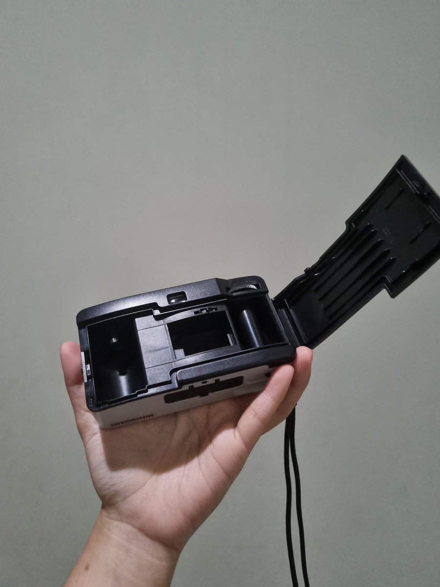 ohnoigon's tweet photo. WTS KODAK M35 ANALOG CAMERA
Mulus, viewfinder bersih, flash on, ruang film clean
220k
#zonauang #zonajajan #zonaBU https://t.co/kPD9qVT3up