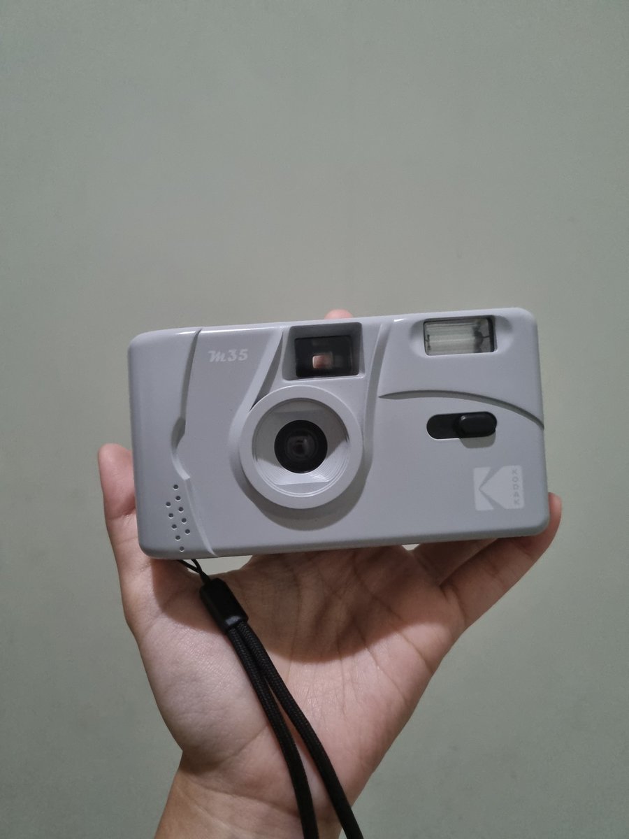 ohnoigon's tweet photo. WTS KODAK M35 ANALOG CAMERA
Mulus, viewfinder bersih, flash on, ruang film clean
220k
#zonauang #zonajajan #zonaBU https://t.co/kPD9qVT3up