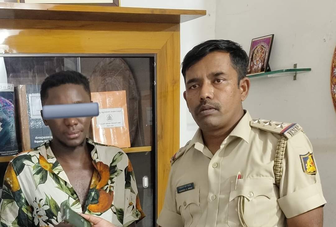 picenps240483's tweet photo. ನಮ್ಮ ವಿಜಯಪುರದ ಉದ್ಯಮಿ ಒಬ್ಬರಿಗೆ ಆನಲೈನ್ ಮೂಲಕ 60 ಲಕ್ಷ ರೂ. ಹಣ ವಂಚನೆ ಮಾಡಿದ #ಕೀನ್ಯಾ_ದೇಶದ &amp; ಧಾರವಾಡ ಮೂಲದ ಆನ್ ಲೈನ್ ವಂಚಕರಿಗೆ ನಮ್ಮ C.E.N. Police Station ತನಿಖಾ ತಂಡ ವಶಕ್ಕೆ ಪಡೆದು ಆರೋಪಿತರಿಗೆ ನ್ಯಾಯಾಂಗ ಬಂಧನಕ್ಕೆ ಒಪ್ಪಿಸಿತು...

Stay safe online... https://t.co/4MILTYtcWa