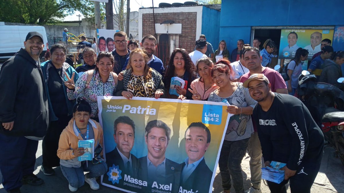 LauraRavagni's tweet photo. Temprano, pasando por el comando de Ingeniero Allan, en barrio Parque, para saludar y agradecer el enome esfuerzo que los compañeros vienen haciendo en esta campaña.
#ElVarelaQueQueremos #AndresWatsonIntendente #KicillofGobernador #SergioMassaPresidente https://t.co/qCKCFEDI3k