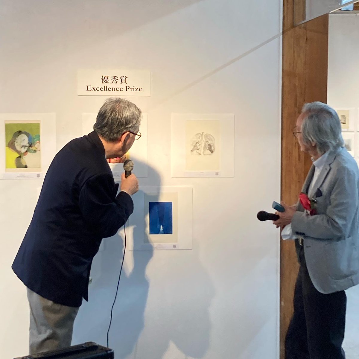 AwagamiFactory's tweet photo. 【開催中！アワガミ国際ミニプリント展】
7日に表彰式及びギャラリートークとオープニングパーティー、8日にはオープニングイベントを開催しました。
受賞者の皆様、おめでとうございます。
会期は11/12まで。一部の作品はご購入いただくこともできます。
ご来場をお待ちしています！ https://t.co/REjDKO5xp0