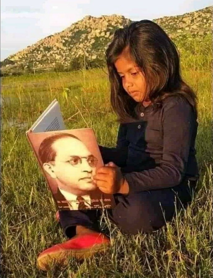 तुम्हारे पैरों में जूते भले ही ना हों
लेकिन तुम्हारे बच्चों के हाथों में किताबें जरूर होनी चाहिए
जिनके बाप-दादाओं को धर्म ने शुद्र कहकर अधिकारों से वंचित रखा… 
आज उन्हीं की औलादे पढ़ लिख कर धर्म बचाने की लड़ाई लड़ रहे हैं✍️
#जयभीम
