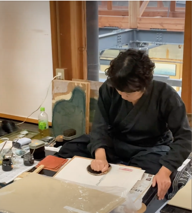 AwagamiFactory's tweet photo. 【開催中！アワガミ国際ミニプリント展】
7日に表彰式及びギャラリートークとオープニングパーティー、8日にはオープニングイベントを開催しました。
受賞者の皆様、おめでとうございます。
会期は11/12まで。一部の作品はご購入いただくこともできます。
ご来場をお待ちしています！ https://t.co/REjDKO5xp0