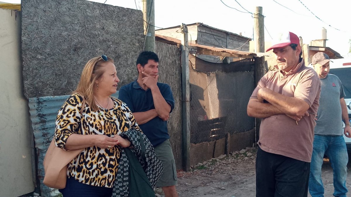 LauraRavagni's tweet photo. En el barrio El Molino, con vecinos y vecinas charlando sobre la necesidad de organizar la esperanza y poner toda la energía en conservar y hacer más grande un país que nos contenga a todos.
#ElVarelaQueQueremos #AndresWatsonIntendente #KicillofGobernador #SergioMassaPresidente https://t.co/P8Wd357CNu
